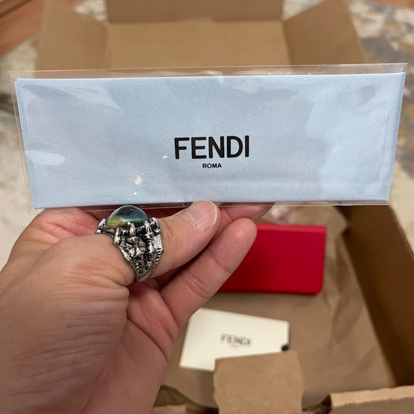 NIB Women’s One Size (51mm) Fendi Cat Eye Frame Sunglasses 100% UV Protection - Picture 15 of 15